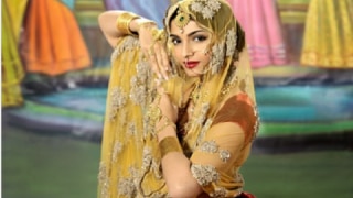 Sonam Kapoor Recreates Madhubala's Iconic Pose From Mughal-e-Azam, Says ‘Pyaar Kiya To Darna Kya’