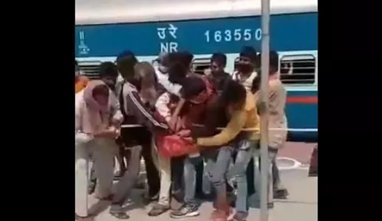Heartbreaking Video Shows Starving Migrants Fighting for Biscuits In Bihar | Watch