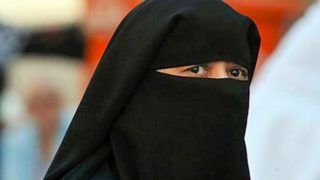 Burqa-clad Woman Hailed as Corona Warrior After She is Seen Disinfecting Temples, Churches, Gurudwaras in Delhi