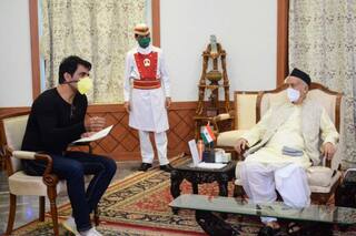 Sonu Sood Meets Maharashtra Governor, Gets Full Support From Govt in His 'Ghar Bhejo' Initiative