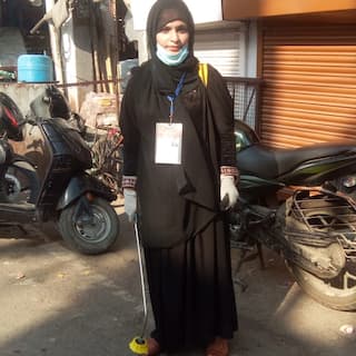 Corona Warriors: 7 लाख कर चुकी हैं खर्च, मास्क-बुर्का पहन अपने पैसों से गली-गली कर रही हैं सेनेटाइज...