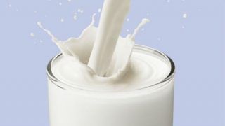 Full Cream Or Toned Milk: फुल क्रीम या टोंड दूध, कौन सा बेहतर? क्या है अंतर, किस उम्र वालों को क्या दें...