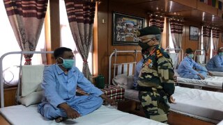 Galwan Clash: Army Chief Meets Soldiers Who Were Injured in Last Week's Attack by China | Watch