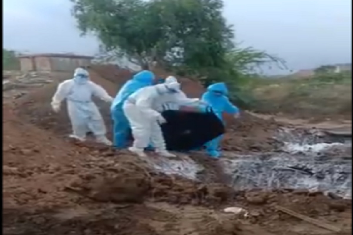 'SOPs Followed': Ballari Administration Clarifies on Video Showing Dumping of COVID Patients' Bodies