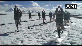 Ladakh ITBP Yoga: देश के जांबाजों को सलाम, रूह कंपाने वाली ठंड में ऐसे किया योग, देखें फोटोज