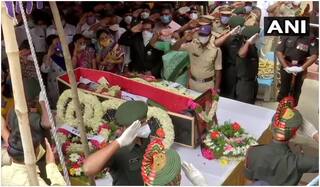 हमारे वीर सपूतों का आखिरी सफ़र: सलाम करने को उमड़ा हुजूम, 'गर्व है' नारों से गूंजा आसमान