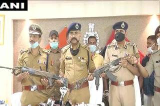 Kanpur Encounter: विकास दुबे के घर में मिली लूटी गई AK-47, गुर्गा इंसास राइफल के साथ अरेस्‍ट