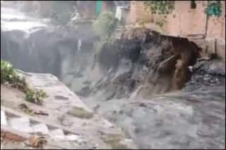 'Scary Stuff': Netizens in Jitters as House Collapses And Washes Away With Overflowing Drain in Slum Area Near ITO Amid Heavy Rainfall in Delhi
