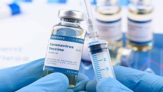 CoronaVaccine News: कोरोना टीका लगवाने पर यहां मिल रहा बंपर इनाम, नहीं लगवाने पर कहीं मिल सकती है सजा, जानिए
