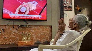 राम मंदिर का भूमि पूजन करते हुए PM मोदी को देखकर मां हीराबेन हुईं भावुक, हाथ जोड़े देख रहीं थींं TV