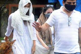 Show-Cause Notice to Cooper Hospital For Allowing Rhea Chakraborty to Access Mortuary During Sushant's Postmortem