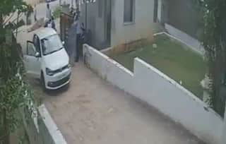 Caught on Camera: Hyderabad Woman Thrashes Watchman With Slippers After an Argument | Watch