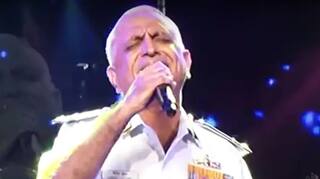 Fact Check: Officer Singing 'Ghar Se Nikalte Hi' in This Viral Video is Not Late Captain Deepak Sathe