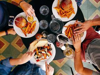 Late Night Eating Habit: अगर देर खाते हैं खाना तो आपको हो सकती हैं ये बीमारियां, मोटापे से हमेशा रहेंगे परेशान