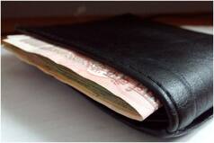 Mumbai Man's Wallet Stolen in Local Train Found by Cops After 14 Years, Includes Old Rs 500 Note