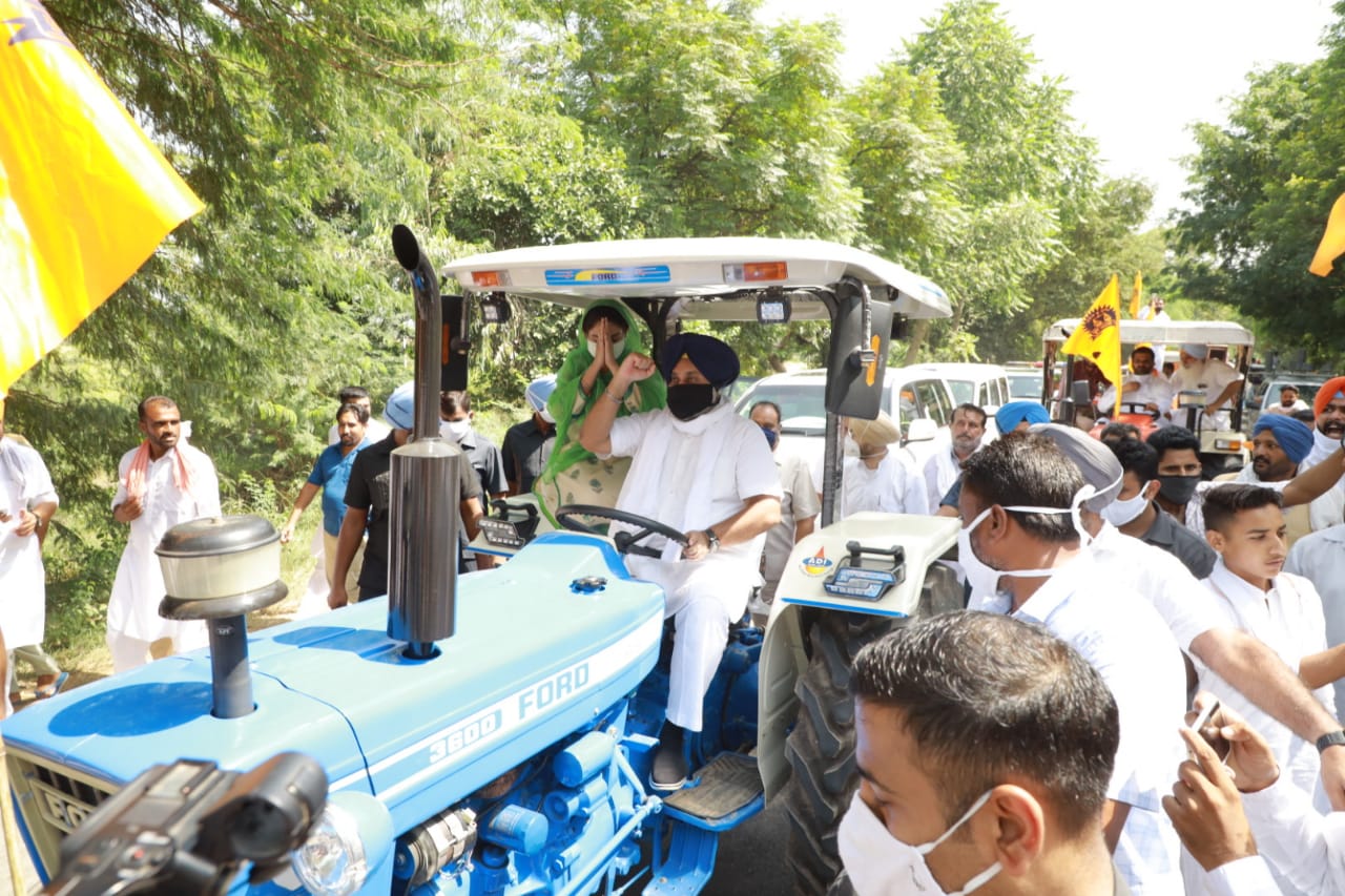 Bharat Bandh: कृषि विधेयक के खिलाफ सड़कों पर उतरे पंजाब और हरियाणा के किसान,  सुखबीर बादल और हरसिमरत ने निकाला ट्रेक्टर मार्च - Bharat bandh today  farmers of ...