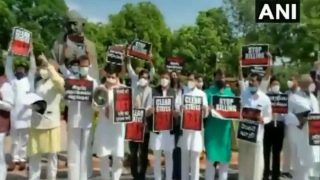 VIDEO: कई दलों के सांसदों ने राज्‍यों को GST के भुगतान के लिए गांधी प्रतिमा के सामने किया प्रदर्शन