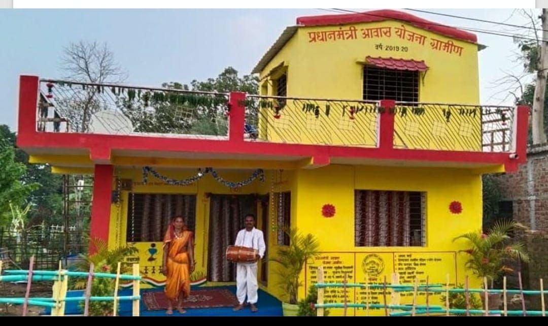 PM Awas Yojana से मिला धन तो पति-पत्नी ने 49 दिन में खुद बना डाला दो मंजिला  घर, कायल हुए Modi - Pradhan mantri awas yojana labour couple doing work in  corona