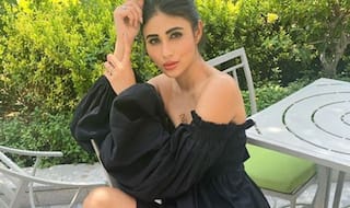 काले रंग की ऑफ शॉल्डर ड्रेस में मौनी राय ने बरपाया कहर, गले में लटकते लॉकेट ने दिल लूट लिया