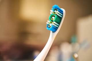 Electric Toothbrushes Benefit: आम टूथब्रश से कहीं ज्यादा फायदेमंद है इलेक्ट्रिक टूथब्रश, जानें इसके बेमिसाल फायदे