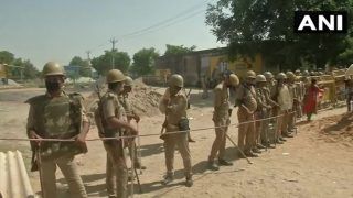 Hathras Gang Rape: पीड़िता के गांव में मीडिया की एंट्री बैन, पुलिस ने बताया कब खुलेंगे गांव के रास्ते