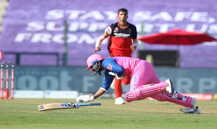 IPL 2020. RCB vs RR: Rahul Tewatia Gets Hit by a Nasty Delivery From Navdeep Saini, Smashes Two Consecutive Sixes Follow