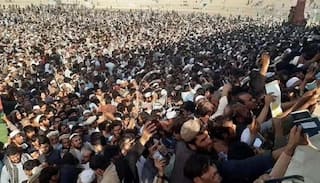 अफगानिस्तान में मौत: पाकिस्तानी वीजा लेने में 12 मरे, तालिबानी हमले में 34 पुलिसकर्मियों की गई जान