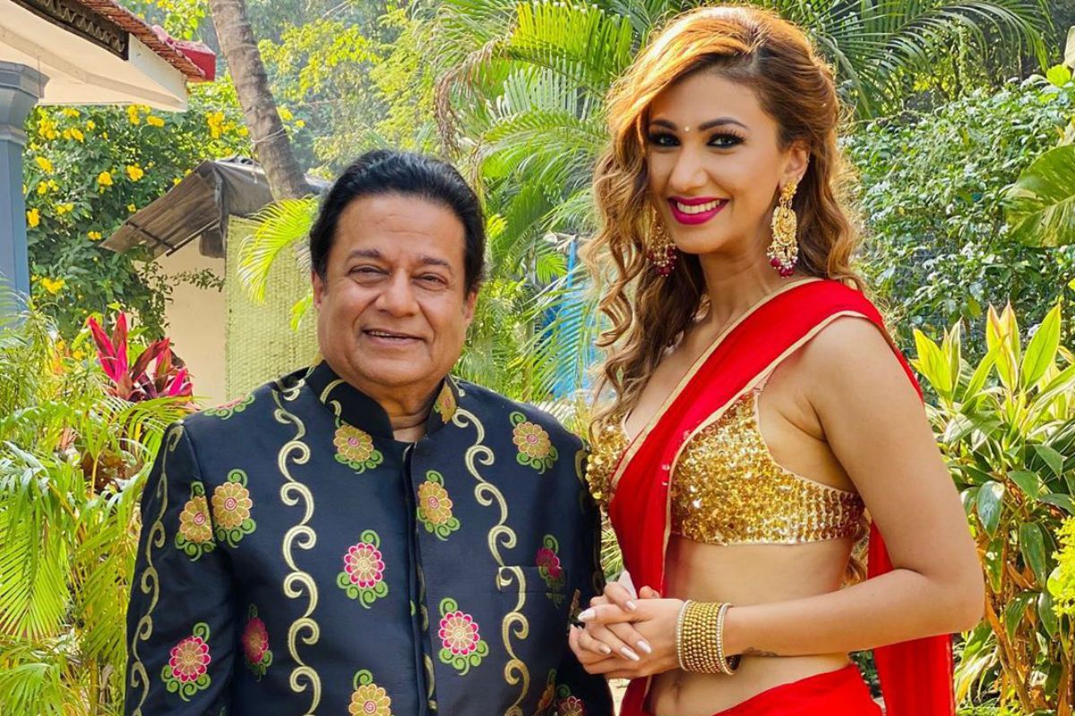 1200px x 800px - Anup Jalota Comments on Jasleen Matharu's 'Glamorous Dressing', Says he  Wouldn't Have Married Her Even at 35 | India.com