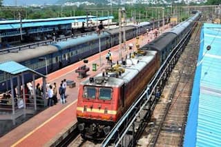 Indian Railways: दिवाली-छठ में घर जानें से पहले दें ध्यान, रेलवे ने इन रूट्स की ट्रेनों का किया डायवर्जन, कई गाड़ियां कैंसिल