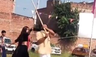 खेसारीलाल यादव को काजल राधवानी ने ताबड़तोड़ लाठी- डंडों से मारा, आखिर ऐसा क्या हो गया?