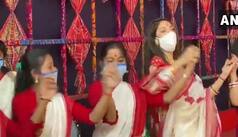 TMC की खूबसूरत सांसद नुसरत जहां ने फिर किया कमाल, ढाक पर लगाई थाप, देखें VIDEO