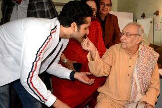 Soumitra Chatterjee Still Unconscious, Put on Dialysis After Secondary Pneumonia And Kidney Issues