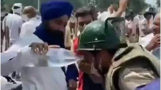 Farmers Protest: Despite Facing Tear Gas & Water Cannons, Protesting Farmers Offer Drinking Water to Cops | Video Wins Hearts