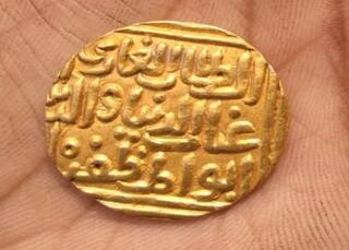 Amazing: खेत में अचानक निकलने लगे सोने-चांदी के सिक्के, जिसे जो मिला लूट कर भागा