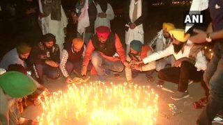 Farm Laws Stir: Punjab Farmers Protesting at Delhi Borders Pray, Light Diyas on Guru Nanak Jayanti | Photos