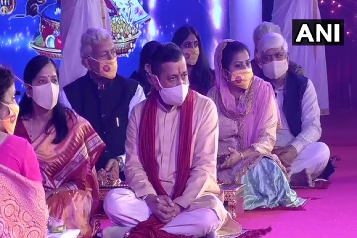 Kejriwal, Sisodia Offer Prayers at Akshardham Temple, Take Part in Diwali Celebrations