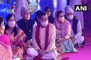 Kejriwal, Sisodia Offer Prayers at Akshardham Temple, Take Part in Diwali Celebrations