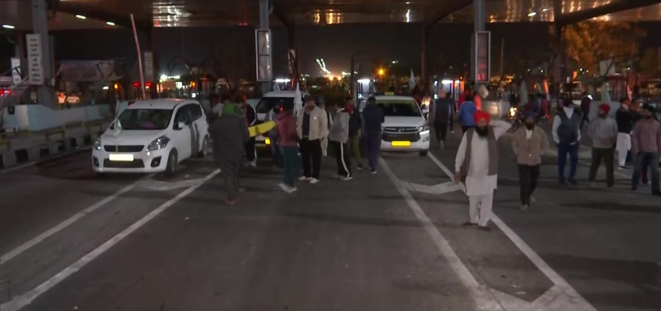 Farmers Protest against Farm Laws 2020, Block Toll Plaza at Panipat and Karnal: Farmers overpowered staff at Chandigarh-Delhi Highway toll.