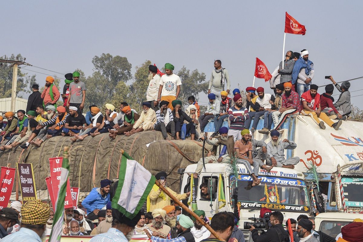 When Diljit Dosanjh Along With Yo Yo Honey Singh Faced A Swarm Of  Protestors Outside His House Over Objectionable Lyrics In Their Song '15  Saal