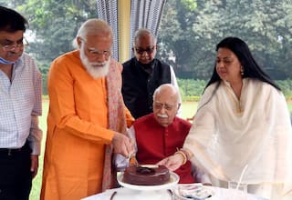 PM Modi Visits LK Advani on His 93rd Birthday, Calls Him a 'Living Inspiration' to BJP Workers and Countrymen