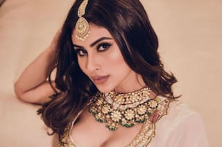 Mouni Roy Dances to Bole Chudiyan at Aamna Sharif's Diwali Party - Check Viral Video