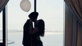 नेहा कक्कड़ और रोहनप्रीत का बेहद रोमांटिक वीडियो हो रहा है वायरल, KISS करते हुए आए नज़र