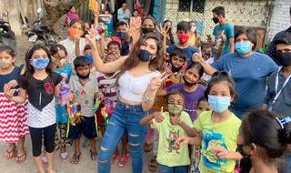 Diwali 2020: तुलसी कुमार ने गरीब बच्चों के साथ मनाई दिवाली, बोलीं- इनके चेहरे पर मुस्कान आ जाए और क्या चाहिए