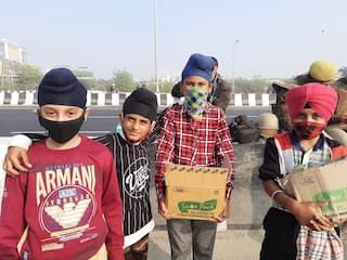 Four Sikh Boys Offer Water, Snacks to Protesting Farmers & Cops at Ghazipur, Win Hearts