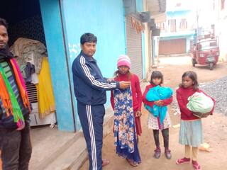 Selfless Service! Jharkhand Man, Struggling to Feed His Own Family, Gives Free Clothes to Poor & Needy