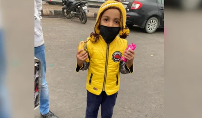 4-Year-Old Kid Distributes Biscuits, Bananas to Protesting Farmers at Delhi-Ghazipur Border