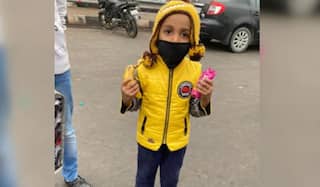 4-Year-Old Kid Distributes Biscuits, Bananas to Protesting Farmers at Delhi-Ghazipur Border