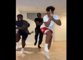 Viral Dance Video: कदि साड्डी गली मुड़के भी आया करो...विदेशी छोरे देसी भांगड़ा, देख लोग हुए पागल