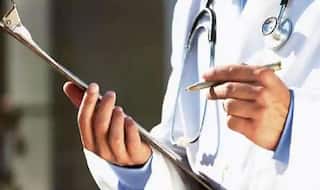 Resident Doctors of AIIMS, Safdarjung Hold Candle March in Solidarity With Protesting MP Doctors