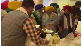 'Thanks But no Thanks': Farmer Leaders Refuse Govt's Lunch Offer, Eat Food Brought in Ambulance | Watch